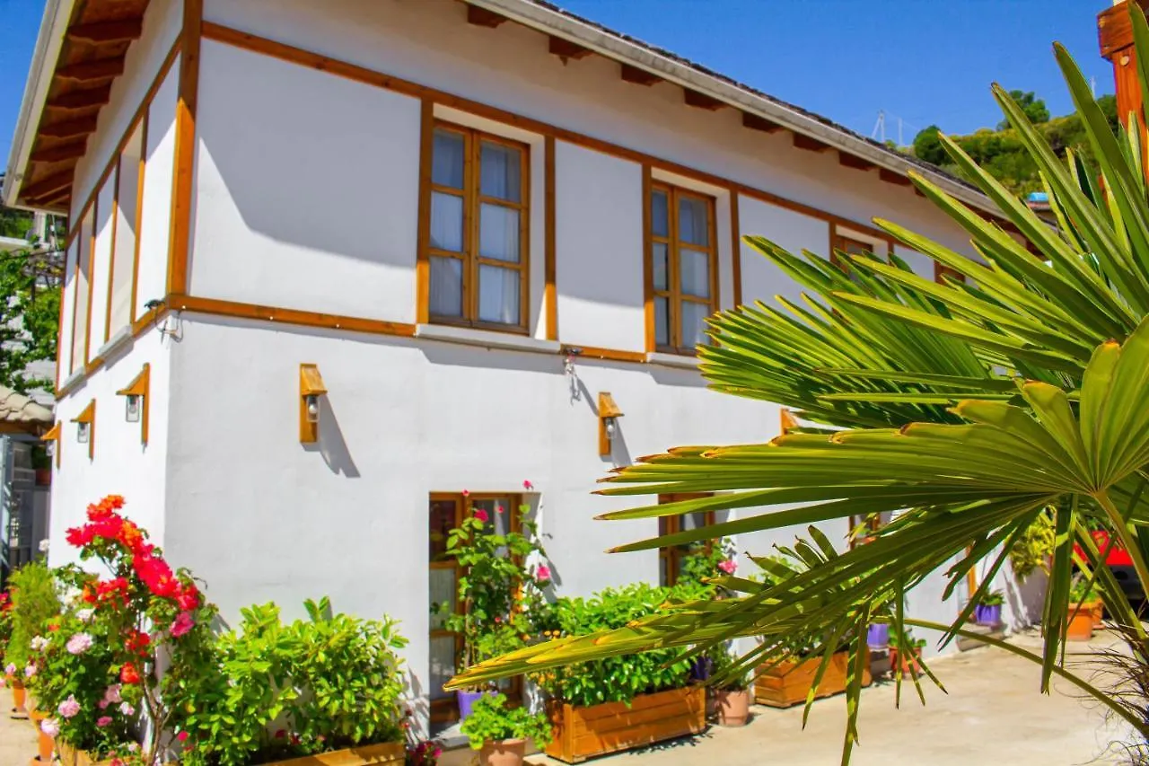 Hotel Bebej Tradicional Gjirokastra 3*,